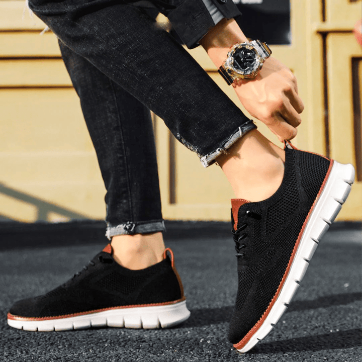 "Elegante und atmungsaktive Herrenschuhe vor weißem Hintergrund, perfekt für vielseitige Anlässe und stilvollen Komfort."