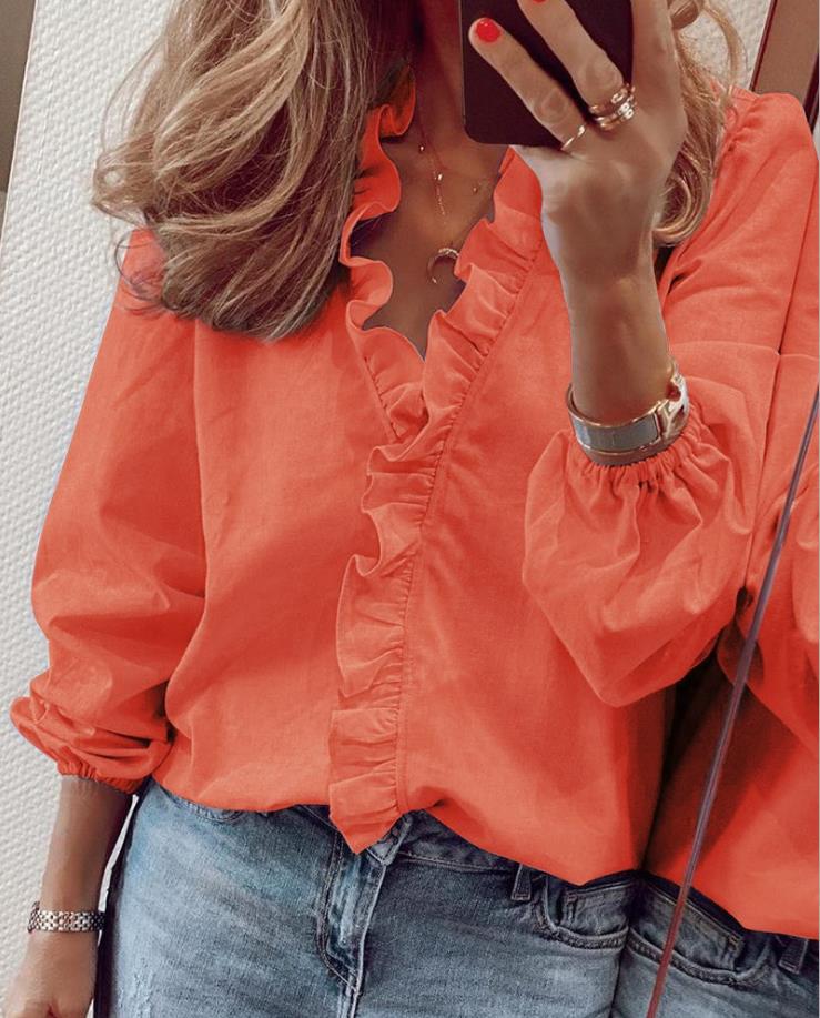 "Elegante V-Ausschnitt Bluse mit zarten Rüschen, feminin und vielseitig für Büro und Freizeit, weicher Stoff in Blau."