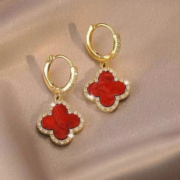 "Elegante vierblättrige Kleeblatt Ohrstecker aus vergoldetem Silber, Glücksbringer in Rot, Grün oder Schwarz für jeden Tag."