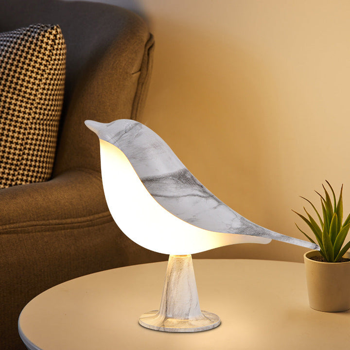 "Elegante Vogel Tischlampe, kabellos mit 3 Leuchtstufen, naturinspiriertes Design für stilvolle Beleuchtung."