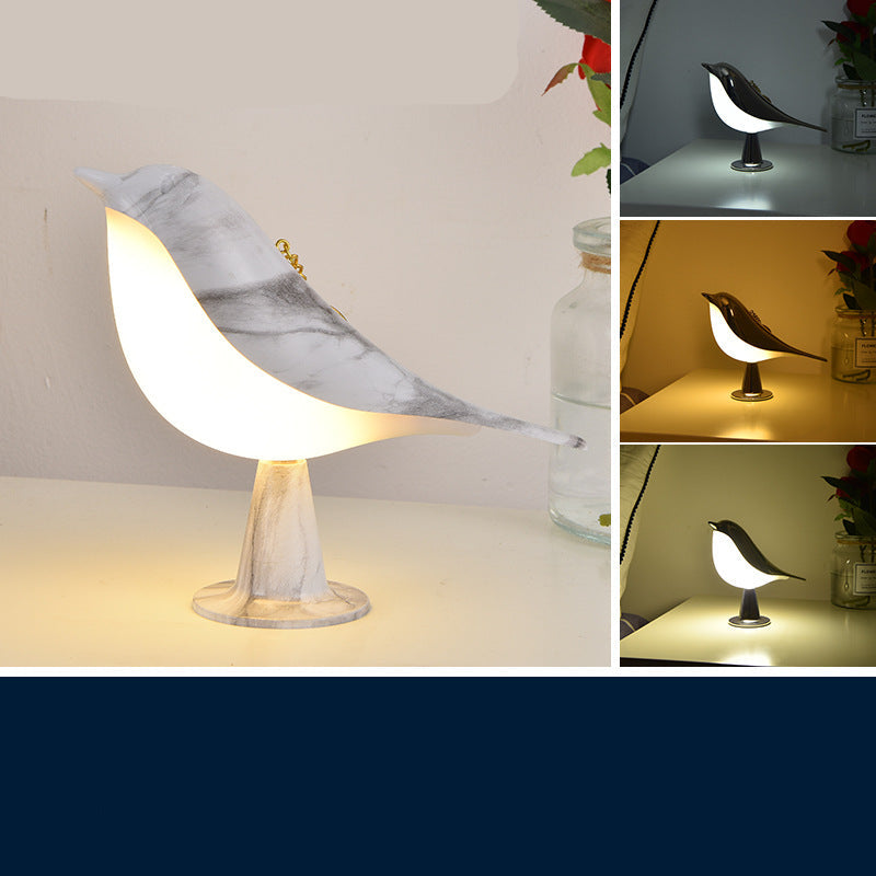 "Elegante Vogel Tischlampe, kabellos mit 3 Leuchtstufen, naturinspiriertes Design für stilvolle Beleuchtung."