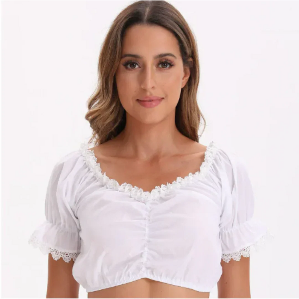 Elegante weiße Dirndlbluse mit Rüschen, kurzärmelig, perfekte Passform, verleiht traditionellen Outfits feminine Anmut.