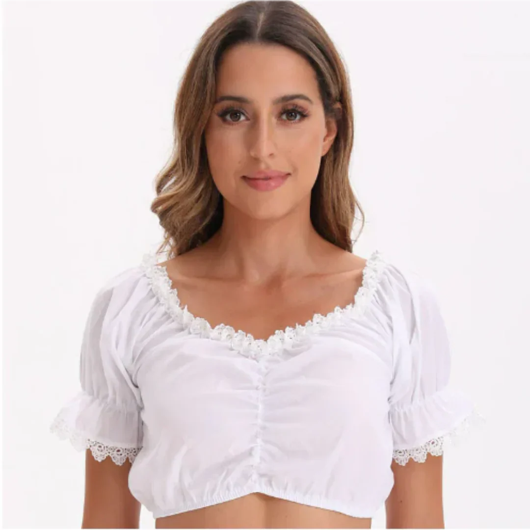 Elegante weiße Dirndlbluse mit Rüschen, kurzärmelig, perfekte Passform, verleiht traditionellen Outfits feminine Anmut.