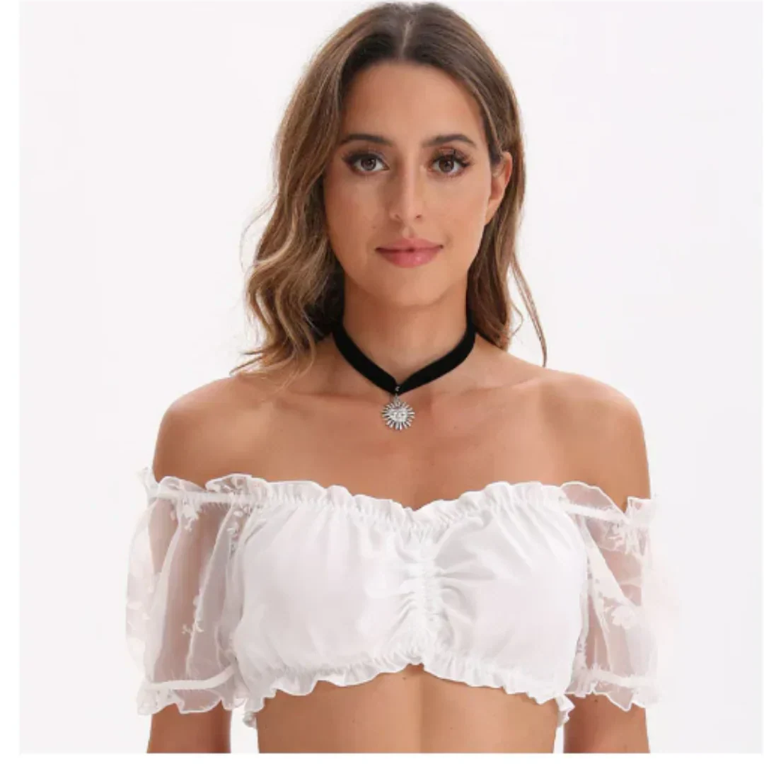Elegante weiße Dirndlbluse mit Rüschen, kurzärmelig, perfekte Passform, verleiht traditionellen Outfits feminine Anmut.
