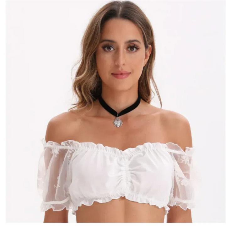 Elegante weiße Dirndlbluse mit Rüschen, kurzärmelig, perfekte Passform, verleiht traditionellen Outfits feminine Anmut.