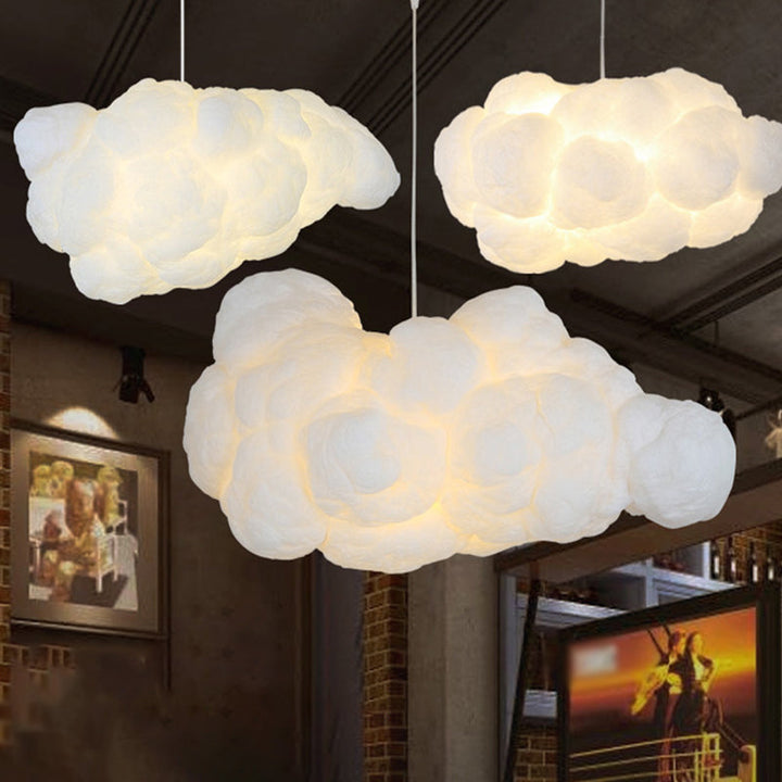 Elegante weiße Hängeleuchte mit zwei Schirmen, modernes Design, diffus warmes Licht, perfekt für stilvolles Schlafzimmer.