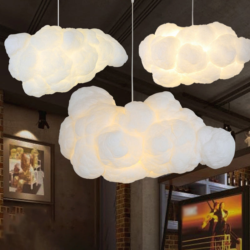 Elegante weiße Hängeleuchte mit zwei Schirmen, modernes Design, diffus warmes Licht, perfekt für stilvolles Schlafzimmer.