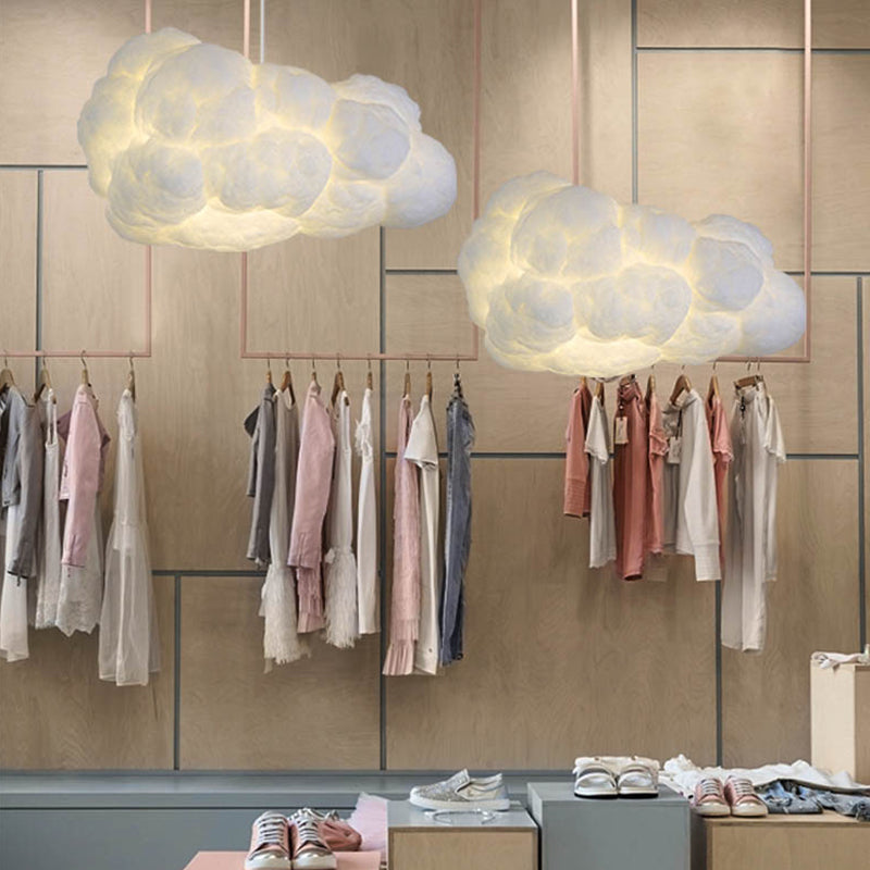 Elegante weiße Hängeleuchte mit zwei Schirmen, modernes Design, diffus warmes Licht, perfekt für stilvolles Schlafzimmer.