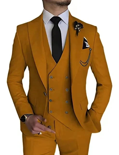 Eleganter 3-teiliger Herren Hochzeitsanzug mit einreihiger Jacke, Peak-Revers und schlanker Silhouette für formelle Anlässe.