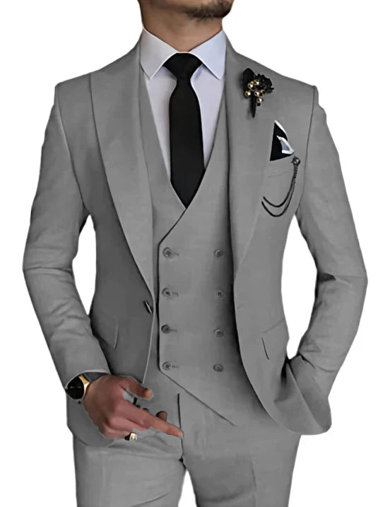 Eleganter 3-teiliger Herren Hochzeitsanzug mit einreihiger Jacke, Peak-Revers und schlanker Silhouette für formelle Anlässe.
