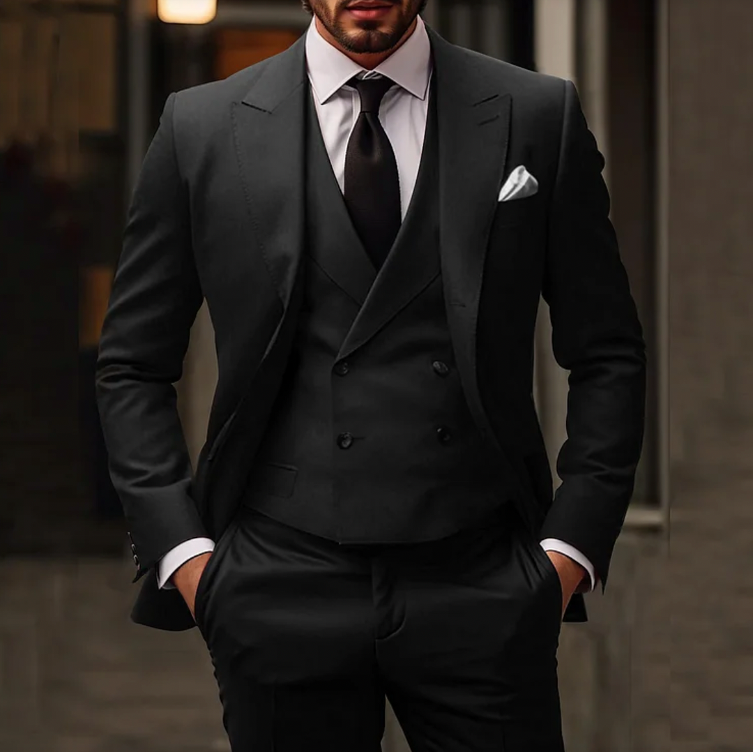 "Eleganter 3-teiliger Herrenanzug mit Sakko, Weste und Hose, ideal für formelle Anlässe und stilvolles Auftreten"
