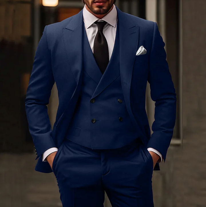 "Eleganter 3-teiliger Herrenanzug mit Sakko, Weste und Hose, ideal für formelle Anlässe und stilvolles Auftreten"