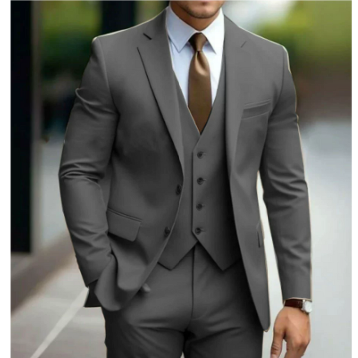 Eleganter 3-teiliger Herrenanzug mit spitzen Revers und strukturierter Schulter. Perfekte Passform für Hochzeiten und formell