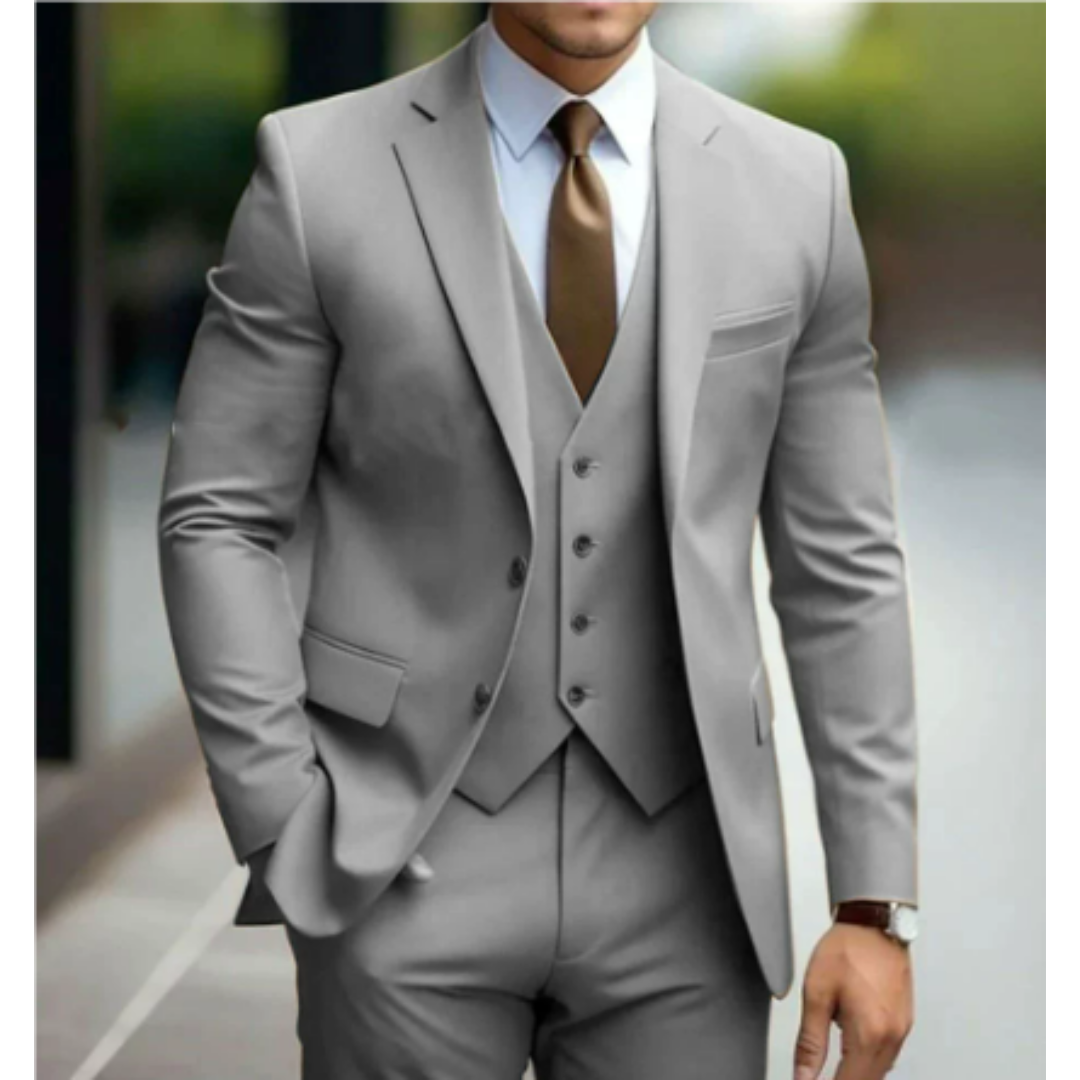Eleganter 3-teiliger Herrenanzug mit spitzen Revers und strukturierter Schulter. Perfekte Passform für Hochzeiten und formell