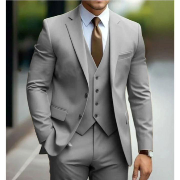 Eleganter 3-teiliger Herrenanzug mit spitzen Revers und strukturierter Schulter. Perfekte Passform für Hochzeiten und formell