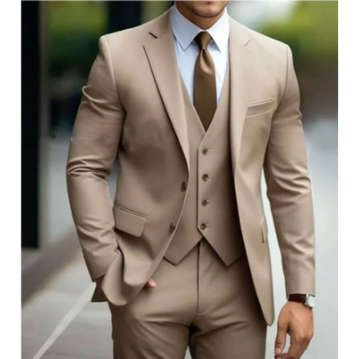 Eleganter 3-teiliger Herrenanzug mit spitzen Revers und strukturierter Schulter. Perfekte Passform für Hochzeiten und formell