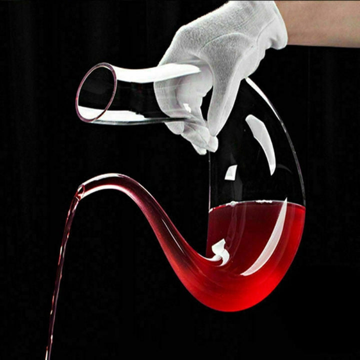 "Eleganter bleifreier Kristall Weindekanter, 1500ml, U-Form, für optimales Belüften und stilvolles Servieren von Wein."