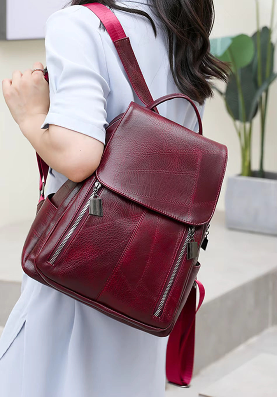 "Eleganter brauner Lederrucksack für Damen, diebstahlsicher mit versteckten Reißverschlüssen, ideal für Reisen und Alltag"