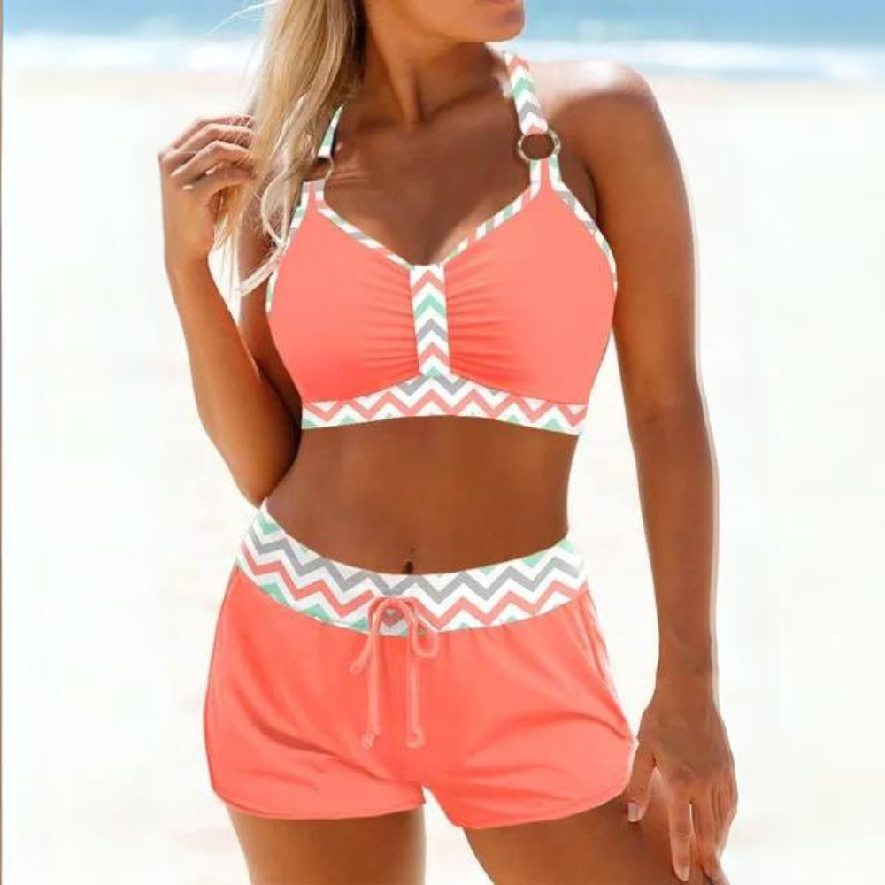 Eleganter Damen-Bikini, lebhaftes Oberteil, schlichte Unterteile, komfortable Passform, ideal für den Strand.