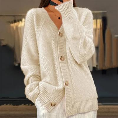 Eleganter Damen-Cardigan aus weichem Strick mit Knopfverschluss, beige Farbe, ideal für Büro und Freizeit.