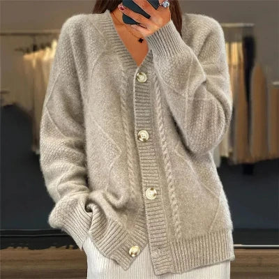 Eleganter Damen-Cardigan aus weichem Strick mit Knopfverschluss, beige Farbe, ideal für Büro und Freizeit.