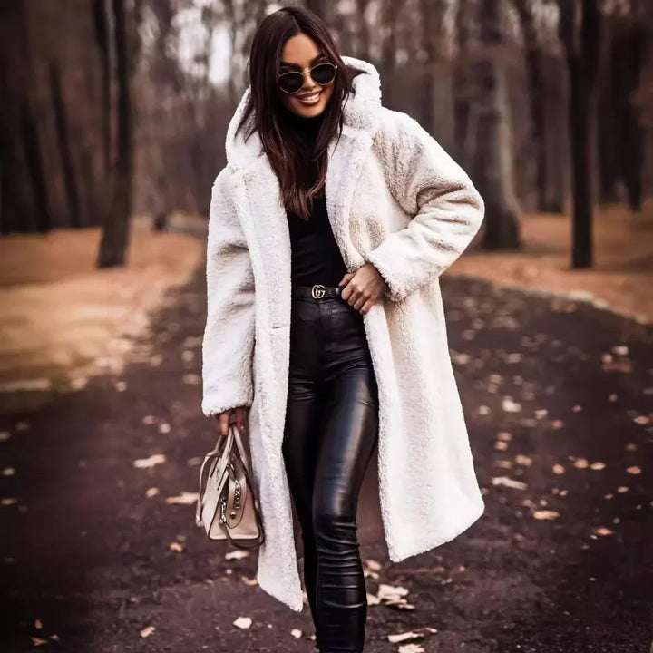 "Eleganter Damen-Herbstmantel in Beige mit weicher Fleece-Innenschicht für optimale Wärme und stilvolle Herbsttage."