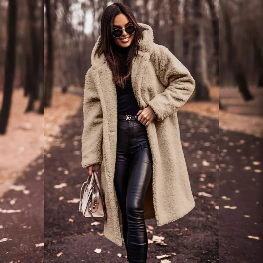 "Eleganter Damen-Herbstmantel in Beige mit weicher Fleece-Innenschicht für optimale Wärme und stilvolle Herbsttage."