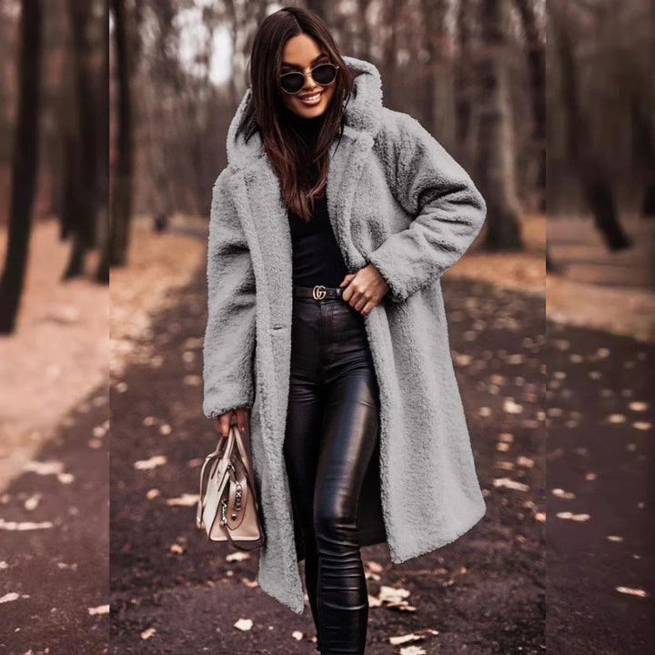 "Eleganter Damen-Herbstmantel in Beige mit weicher Fleece-Innenschicht für optimale Wärme und stilvolle Herbsttage."