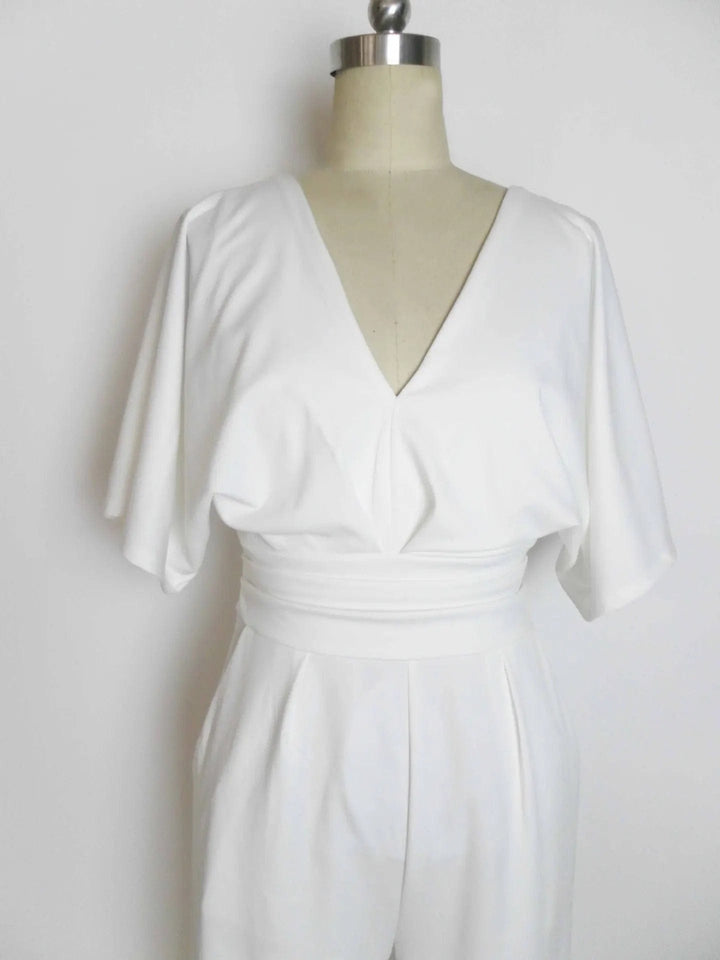 "Eleganter Damen-Jumpsuit mit V-Ausschnitt, Dolman-Ärmeln, elastischem Bund und weiten Hosen in Schwarz und Weinrot."