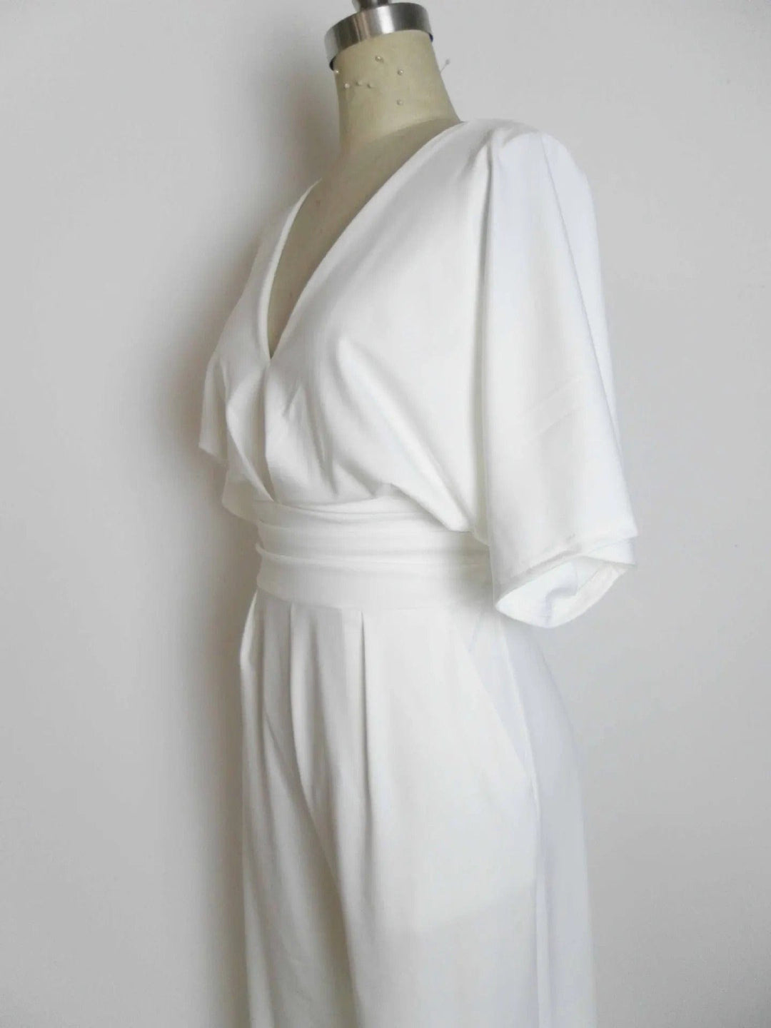 "Eleganter Damen-Jumpsuit mit V-Ausschnitt, Dolman-Ärmeln, elastischem Bund und weiten Hosen in Schwarz und Weinrot."