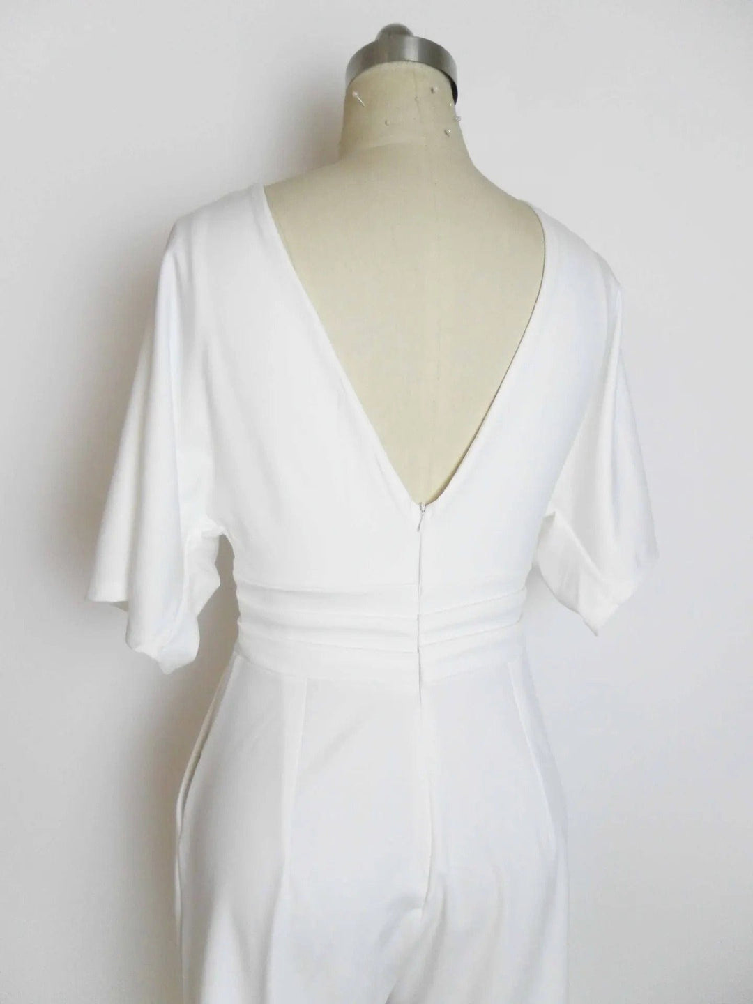 "Eleganter Damen-Jumpsuit mit V-Ausschnitt, Dolman-Ärmeln, elastischem Bund und weiten Hosen in Schwarz und Weinrot."