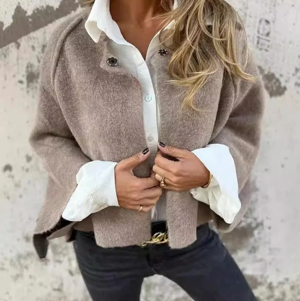 "Eleganter Damen Kaschmirpullover in Beige, luxuriös und warm, mit Rundhals-Design, ideal für stilvolle Anlässe."