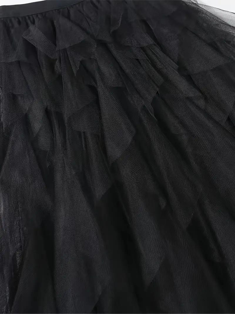 Eleganter Damen-Rüschenrock aus fließendem Tüllstoff, feminin mit Rüschen, ideal für festliche und lässige Anlässe.