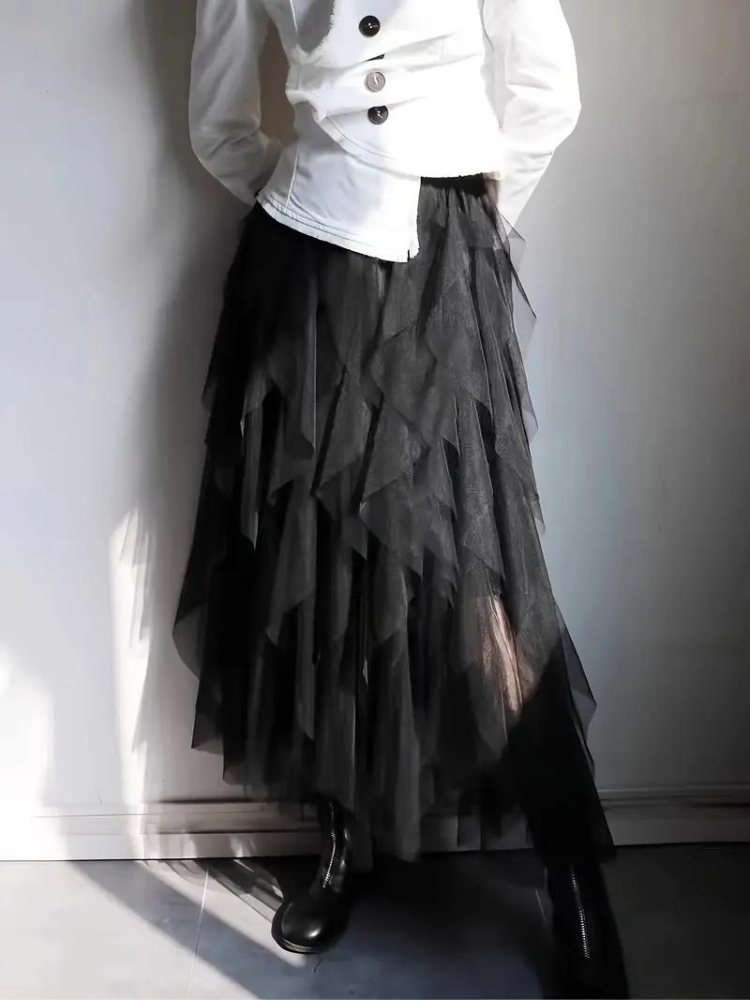 Eleganter Damen-Rüschenrock aus fließendem Tüllstoff, feminin mit Rüschen, ideal für festliche und lässige Anlässe.