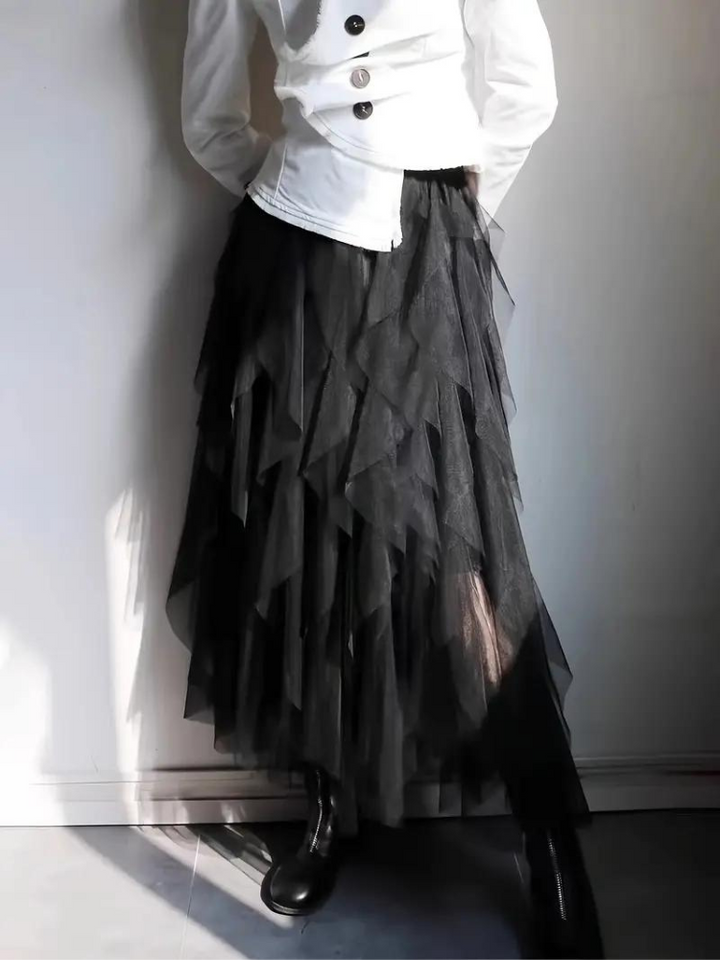 Eleganter Damen-Rüschenrock aus fließendem Tüllstoff, feminin mit Rüschen, ideal für festliche und lässige Anlässe.