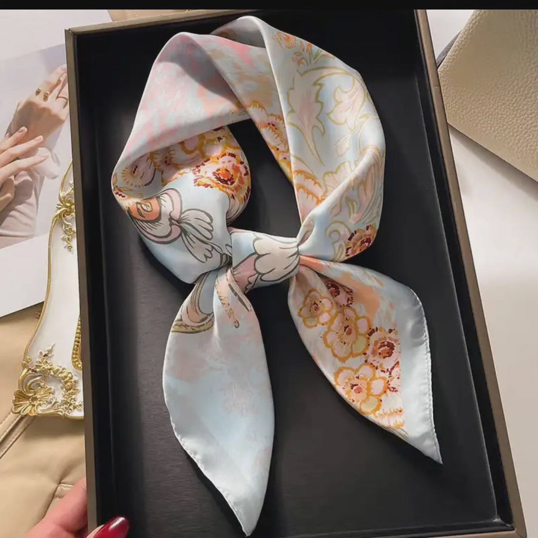 "Eleganter Damen-Seidenschal 70x70 cm in Quadratform, sanfter Glanz, vielseitig als Hals- oder Haaraccessoire tragbar."