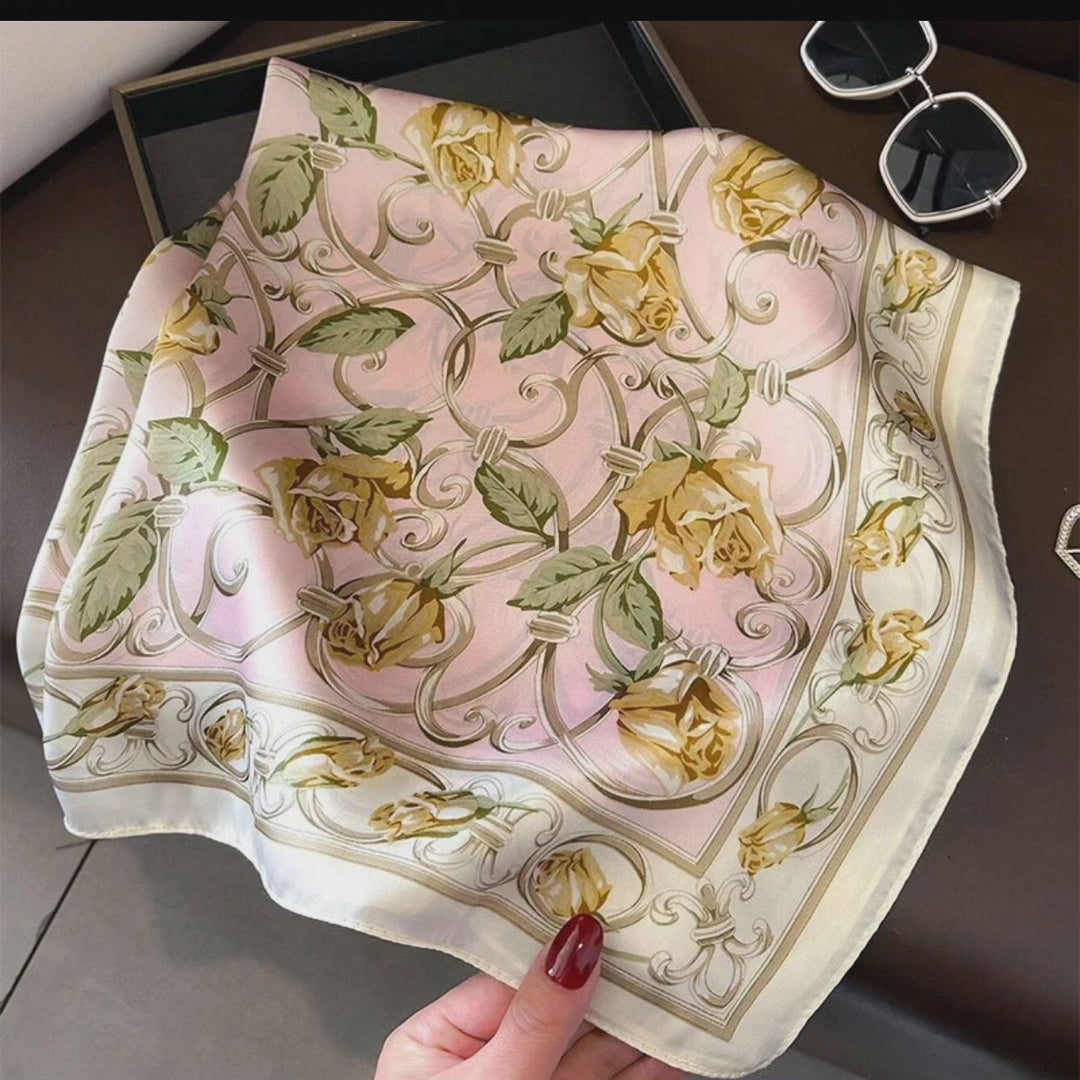 "Eleganter Damen-Seidenschal 70x70 cm in Quadratform, sanfter Glanz, vielseitig als Hals- oder Haaraccessoire tragbar."