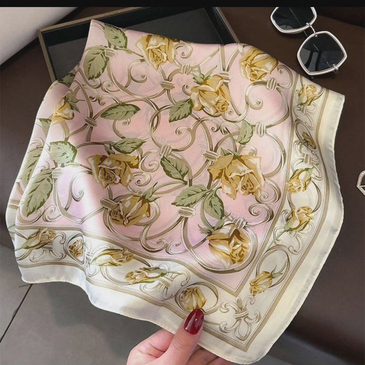 "Eleganter Damen-Seidenschal 70x70 cm in Quadratform, sanfter Glanz, vielseitig als Hals- oder Haaraccessoire tragbar."