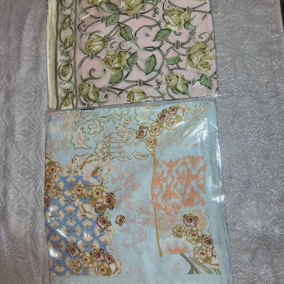 "Eleganter Damen-Seidenschal 70x70 cm in Quadratform, sanfter Glanz, vielseitig als Hals- oder Haaraccessoire tragbar."