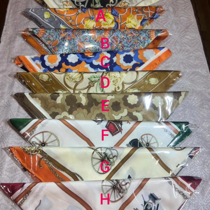 "Eleganter Damen-Seidenschal 70x70 cm in Quadratform, sanfter Glanz, vielseitig als Hals- oder Haaraccessoire tragbar."