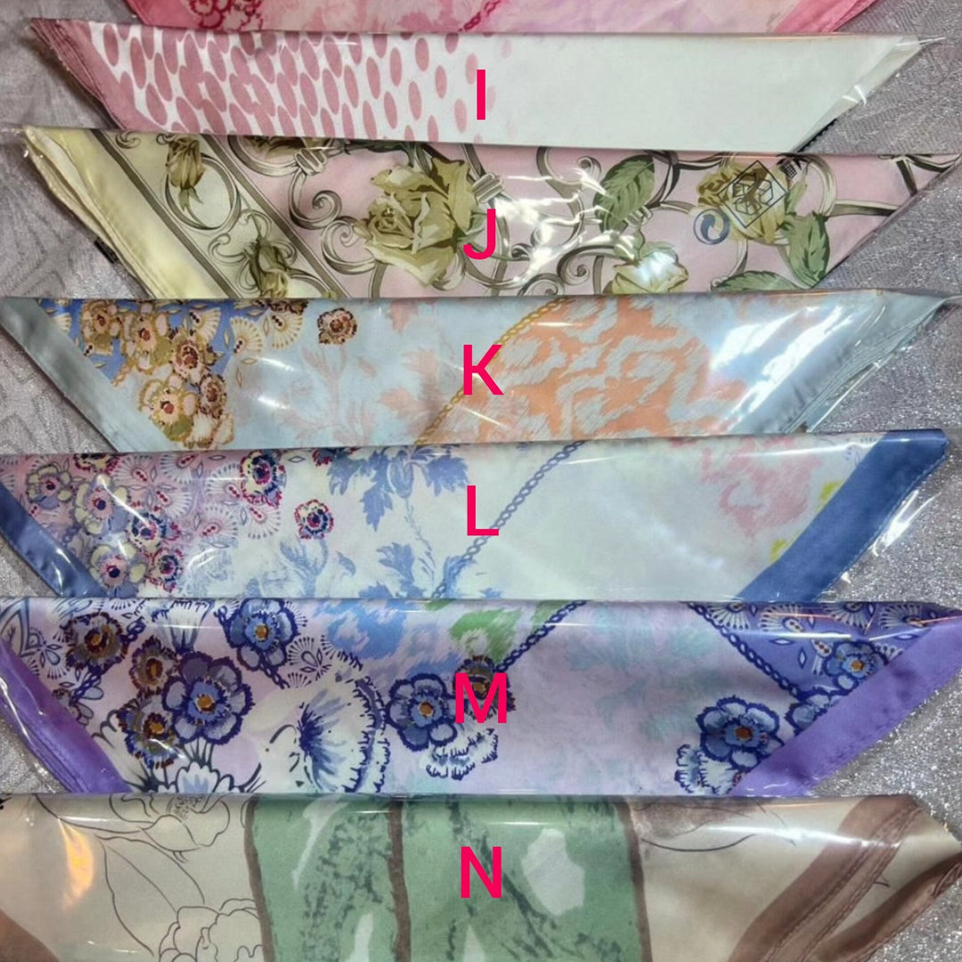 "Eleganter Damen-Seidenschal 70x70 cm in Quadratform, sanfter Glanz, vielseitig als Hals- oder Haaraccessoire tragbar."