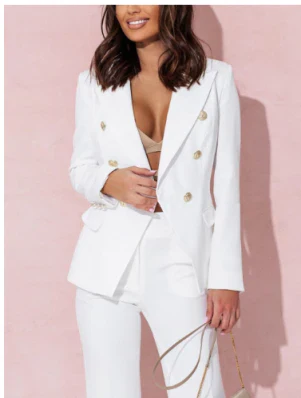 "Eleganter Damenanzug mit klaren Linien und modernem Design, ideal für Büro und formelle Anlässe."