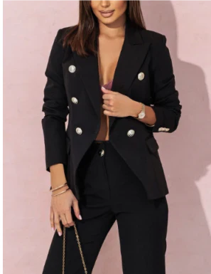 "Eleganter Damenanzug mit klaren Linien und modernem Design, ideal für Büro und formelle Anlässe."