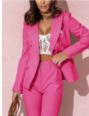 "Eleganter Damenanzug mit klaren Linien und modernem Design, ideal für Büro und formelle Anlässe."