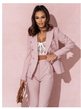 "Eleganter Damenanzug mit klaren Linien und modernem Design, ideal für Büro und formelle Anlässe."