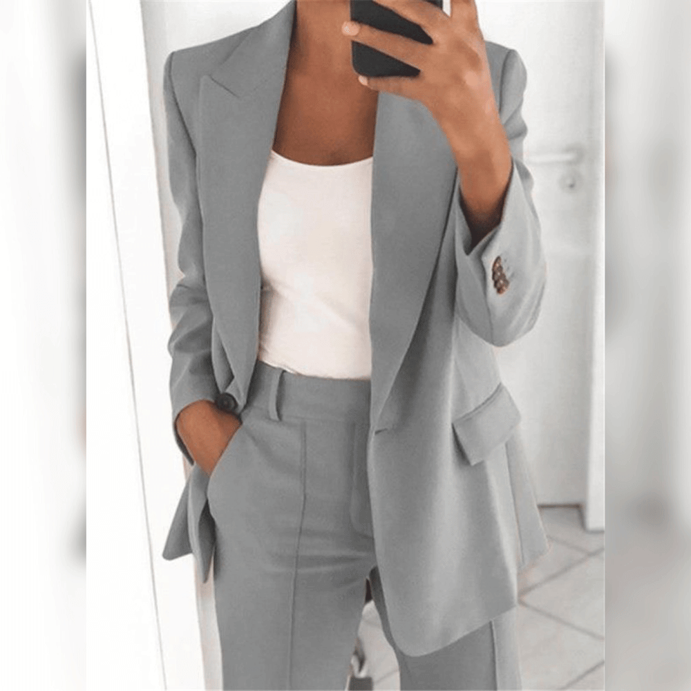 Eleganter Damenanzug, schlankes Design, luxuriöser Stoff, zeitloser Stil, geeignet für Geschäft und besondere Anlässe.
