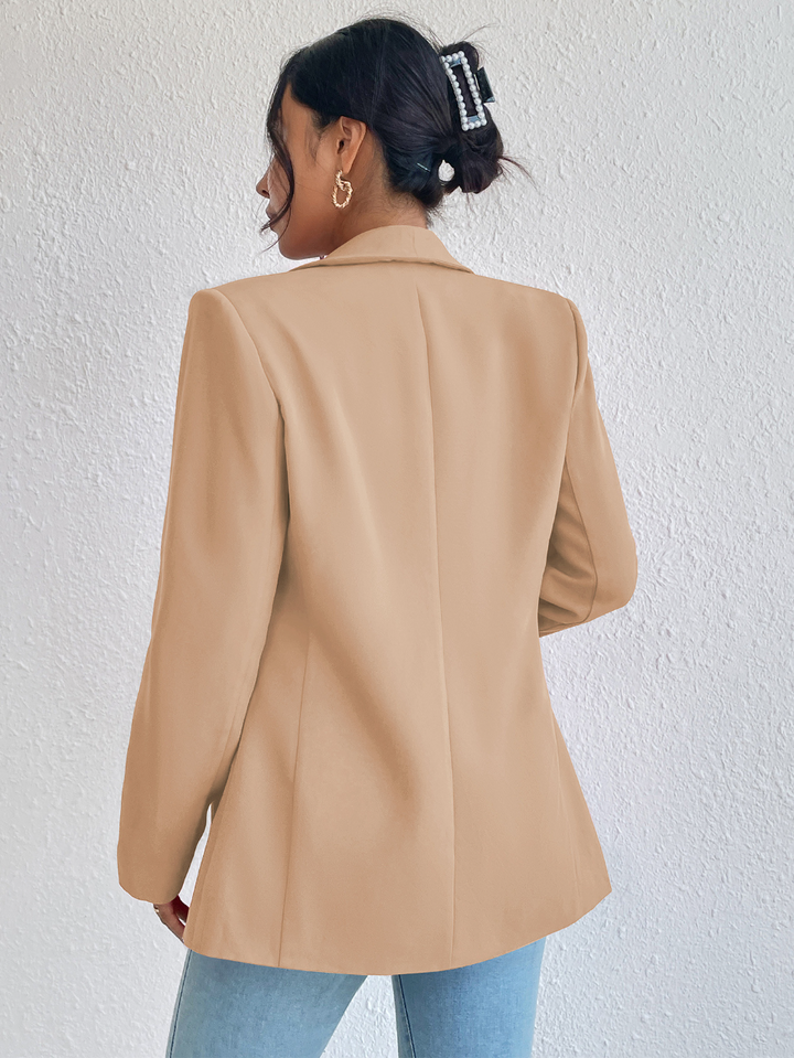 Eleganter Damenblazer in edlem Stoff, tailliert, für Büro und Freizeit, in Schwarz gehalten, vermittelt Stil und Komfort.