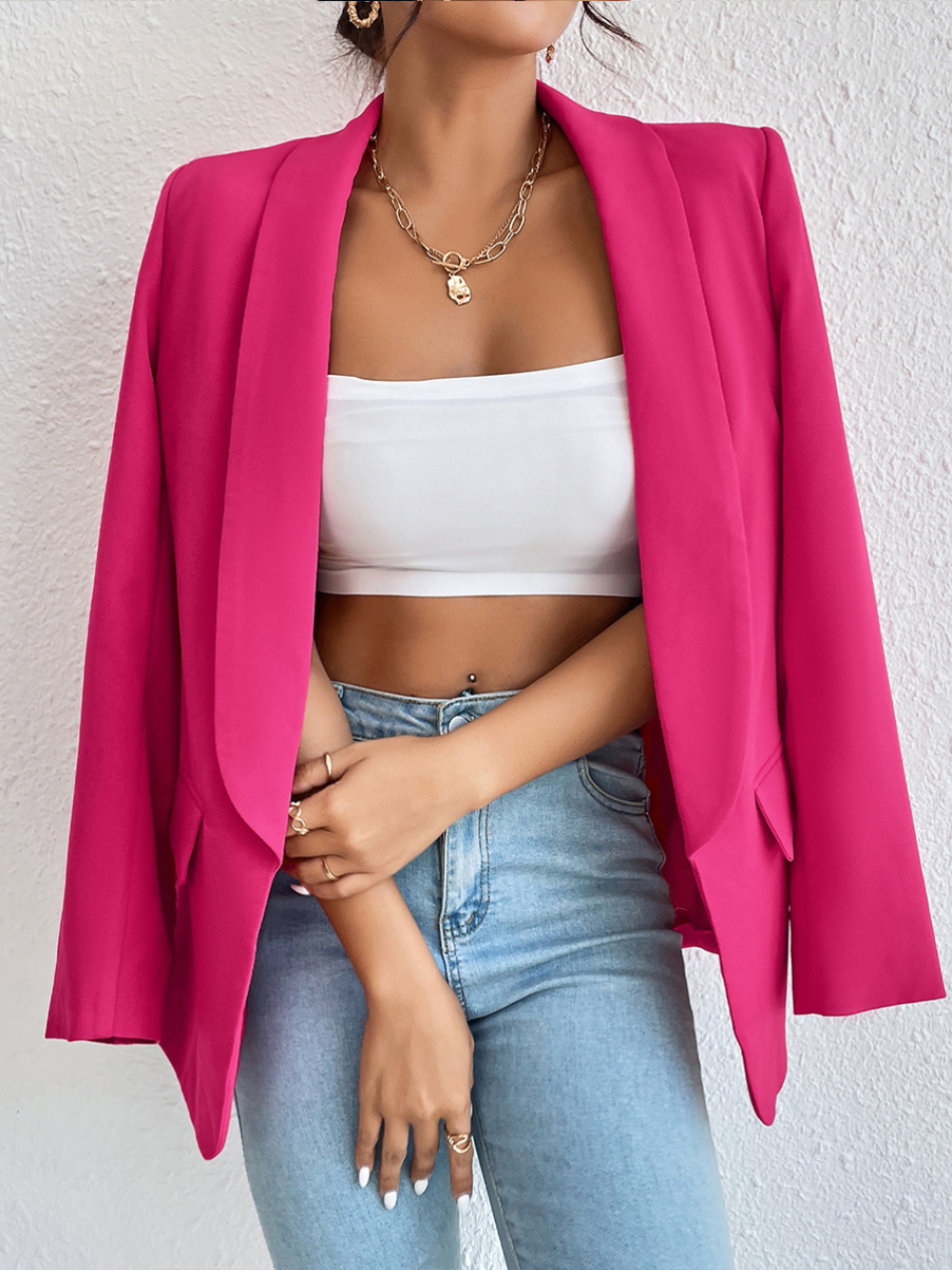 Eleganter Damenblazer in edlem Stoff, tailliert, für Büro und Freizeit, in Schwarz gehalten, vermittelt Stil und Komfort.