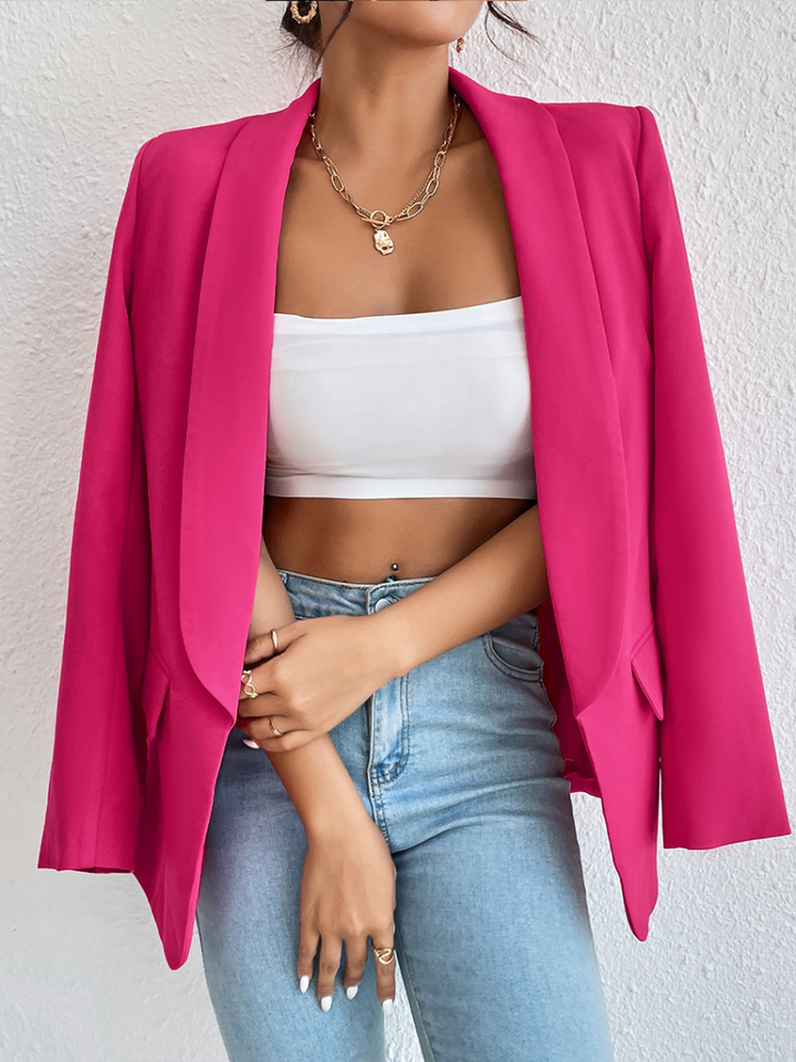 Eleganter Damenblazer in edlem Stoff, tailliert, für Büro und Freizeit, in Schwarz gehalten, vermittelt Stil und Komfort.
