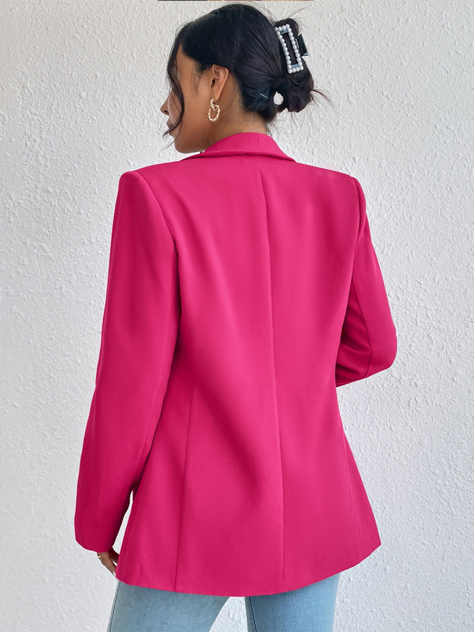 Eleganter Damenblazer in edlem Stoff, tailliert, für Büro und Freizeit, in Schwarz gehalten, vermittelt Stil und Komfort.